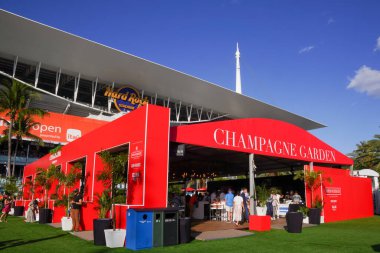 MIAMI GARDENS, FLORIDA - 29 Mart 2024: 2024 Miami Açık tenis şampiyonası sırasında Hard Rock Stadyumu 'nda şampanya bahçesi. Piper Heidsieck, Miami Açık tenis turnuvasının resmi şampanyası.