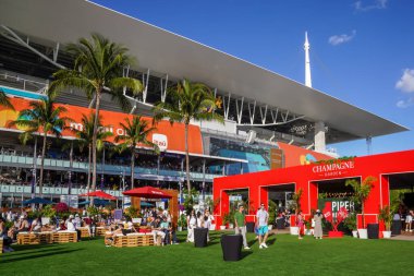 MIAMI GARDENS, FLORIDA - 29 Mart 2024: 2024 Miami Açık tenis şampiyonası sırasında Hard Rock Stadyumu 'nda şampanya bahçesi. Piper Heidsieck, Miami Açık tenis turnuvasının resmi şampanyası.