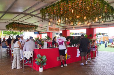 MIAMI GARDENS, FLORIDA - 29 Mart 2024: 2024 Miami Açık tenis şampiyonası sırasında Hard Rock Stadyumu 'nda şampanya bahçesi. Piper Heidsieck, Miami Açık tenis turnuvasının resmi şampanyası.