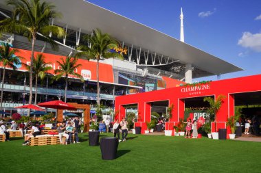MIAMI GARDENS, FLORIDA - 29 Mart 2024: 2024 Miami Açık tenis şampiyonası sırasında Hard Rock Stadyumu 'nda şampanya bahçesi. Piper Heidsieck, Miami Açık tenis turnuvasının resmi şampanyası.