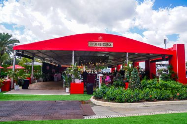 MIAMI GARDENS, FLORIDA - 29 Mart 2024: 2024 Miami Açık tenis şampiyonası sırasında Hard Rock Stadyumu 'nda şampanya bahçesi. Piper Heidsieck, Miami Açık tenis turnuvasının resmi şampanyası.