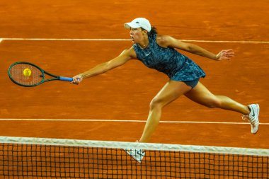 PARIS, FRANCE - 1 Haziran 2024: ABD 'li Madison Keys, Fransa' nın başkenti Paris 'teki Suzanne Lenglen Sarayı' nda ABD 'li Emma Navarro' ya karşı oynanan 2024 bayanlar üçüncü tur maçında