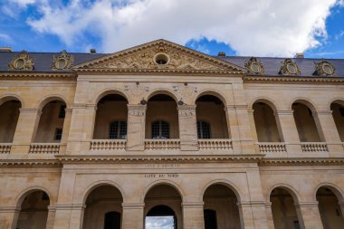 Paris, Fransa 'daki L' Hotel National des Invalides. Paris 'in 7. Bölgesindeki Ordu Müzesi. National des Invalides Oteli 'nde bulunan bir Fransız ulusal müzesidir..