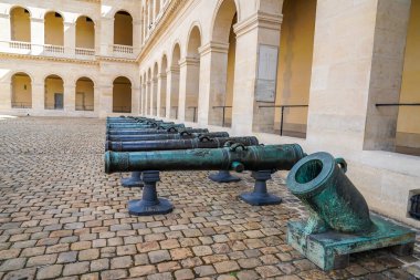 Fransa 'nın 7. Bölgesi' ndeki Ordu Müzesi 'nde bulunan eski bir top. National des Invalides Oteli 'nde bulunan bir Fransız ulusal müzesidir..