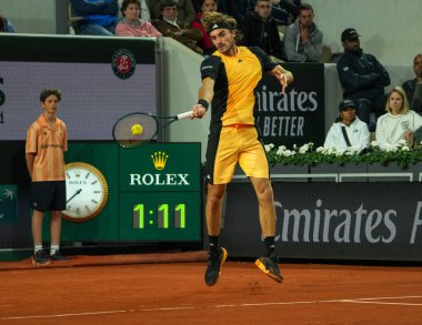 PARIS, FRANCE - 31 Mayıs 2024: Yunan profesyonel tenisçi Stefanos Tsitsipas 2024 Roland Garros erkekler üçüncü tur karşılaşmasında Çinli Zhang Zhizhen ile Suzanne Lenglen Sarayı 'nda karşılaştı