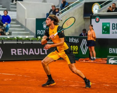 PARIS, FRANCE - 31 Mayıs 2024: Yunan profesyonel tenisçi Stefanos Tsitsipas 2024 Roland Garros erkekler üçüncü tur karşılaşmasında Çinli Zhang Zhizhen ile Suzanne Lenglen Sarayı 'nda karşılaştı