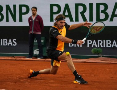 PARIS, FRANCE - 31 Mayıs 2024: Yunan profesyonel tenisçi Stefanos Tsitsipas 2024 Roland Garros erkekler üçüncü tur karşılaşmasında Çinli Zhang Zhizhen ile Suzanne Lenglen Sarayı 'nda karşılaştı