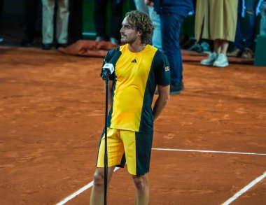 PARIS, FRANCE - 31 Mayıs 2024: Yunan profesyonel tenisçi Stefanos Tsitsipas, 2024 Roland Garros erkekler üçüncü tur müsabakasında Çinli Zhang Zhizhen 'e karşı Suzanne Lenglen Sarayı' nda oynadığı mahkeme röportajında