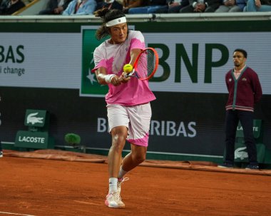 PARIS, FRANCE - 31 Mayıs 2024: Çinli profesyonel tenisçi Zhang Zhizhen 2024 Roland Garros erkekler üçüncü tur karşılaşmasında Yunan Stefanos Tsitsipas 'a karşı Suzanne Lenglen Sarayı' nda mücadele etti