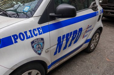 NEW YORK - 20 Şubat 2025: Nezaket, Profesyonellik, New York Polis Departmanı 'nın arabasına Saygı