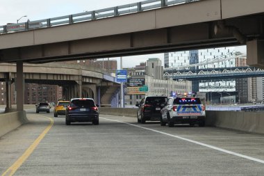 NEW YORK - 5 HAZİRAN 2025 NYPD Otoyol Devriyesi Manhattan 'ın aşağısında aracı durdurdu