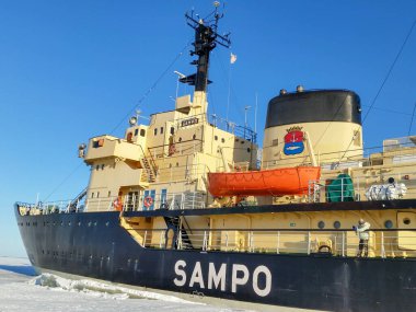Kemi, Finlandiya - 18 Şubat 2017: Arctic Buzkıran Sampo donmuş Baltık Denizi benzersiz cruise sırasında. Sampo Buzkıran Arctic turist taşıyan macera 1988 yılından bu yana