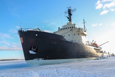 Kemi, Finlandiya - 18 Şubat 2017: Arctic Buzkıran Sampo donmuş Baltık Denizi benzersiz cruise sırasında. Sampo Buzkıran Arctic turist taşıyan macera 1988 yılından bu yana
