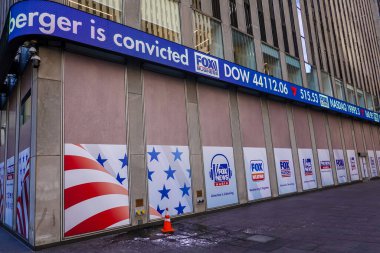 NEW YORK - 20 Şubat 2025: New York 'taki News Corporation binasında Fox News tabelası asıldı. Fox Corporation, merkezi New York 'ta bulunan çok uluslu bir medya şirketidir.