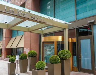 NEW YORK - 20 Şubat 2025: Manhattan şehir merkezinde üç Micheline yıldızı restoranı Le Bernardin