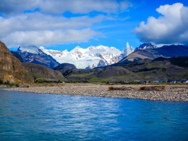 Fitz Roy Dağı Los Glaciares Ulusal Parkı, Patagonya. Rio de las Vueltas manzarası, Santa Cruz Eyaleti, Arjantin. Patagonya 'da bir dağ, Arjantin ve Şili sınırında.