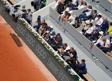 PARIS, FRANCE - 30 Mayıs 2022: Paris, Fransa 'da oynanan 2022 Roland Garros tenis maçında profesyonel spor fotoğrafçıları