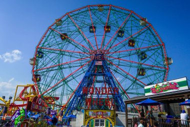 BrooKLYN, New York - 20 Haziran 2021: Coney Island Lunaparkındaki Wonder Wheel. Deno 'nun Mucize Tekerleği 150 fit eksantrik dönme dolap. Bu tekerlek 1920 'de yapıldı.