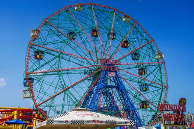 BrooKLYN, New York - 20 Haziran 2021: Coney Island Lunaparkındaki Wonder Wheel. Deno 'nun Mucize Tekerleği 150 fit eksantrik dönme dolap. Bu tekerlek 1920 'de yapıldı.