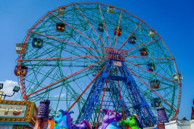 BrooKLYN, New York - 20 Haziran 2021: Coney Island Lunaparkındaki Wonder Wheel. Deno 'nun Mucize Tekerleği 150 fit eksantrik dönme dolap. Bu tekerlek 1920 'de yapıldı.