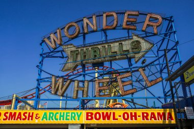 BrooKLYN, New York - 20 Haziran 2021: Coney Island Lunaparkındaki Wonder Wheel. Deno 'nun Mucize Tekerleği 150 fit eksantrik dönme dolap. Bu tekerlek 1920 'de yapıldı.