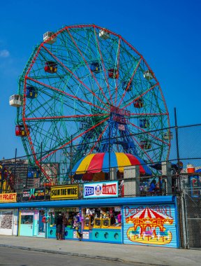 BrooKLYN, New York - 20 Haziran 2021: Coney Island Lunaparkındaki Wonder Wheel. Deno 'nun Mucize Tekerleği 150 fit eksantrik dönme dolap. Bu tekerlek 1920 'de yapıldı.