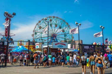 BrooKLYN, New York - 20 Haziran 2021: Coney Island Lunaparkındaki Wonder Wheel. Deno 'nun Mucize Tekerleği 150 fit eksantrik dönme dolap. Bu tekerlek 1920 'de yapıldı.