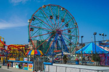 BrooKLYN, New York - 20 Haziran 2021: Coney Island Lunaparkındaki Wonder Wheel. Deno 'nun Mucize Tekerleği 150 fit eksantrik dönme dolap. Bu tekerlek 1920 'de yapıldı.