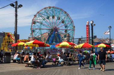 BrooKLYN, New York - 20 Haziran 2021: Coney Island Lunaparkındaki Wonder Wheel. Deno 'nun Mucize Tekerleği 150 fit eksantrik dönme dolap. Bu tekerlek 1920 'de yapıldı.