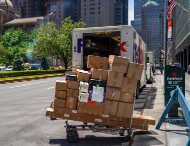 NEW YORK - 20 Haziran 2024: FedEx sürücüsü Manhattan şehir merkezinde paket dağıtıyor