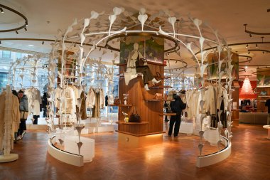 NEW YORK - 23 Mart 2025: Efsanevi Fransız mağaza markası Printemps, New York 'un Manhattan' ın Finansal Bölgesi 'ndeki One Wall Street' te lüks markalar ve gıda kavramlarıyla ilk ABD yerini açtı