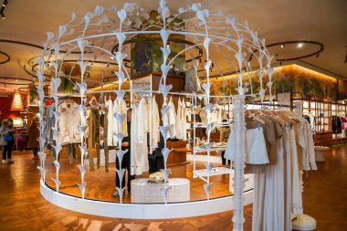 NEW YORK - 23 Mart 2025: Efsanevi Fransız mağaza markası Printemps, New York 'un Manhattan' ın Finansal Bölgesi 'ndeki One Wall Street' te lüks markalar ve gıda kavramlarıyla ilk ABD yerini açtı