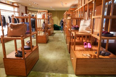 NEW YORK - 23 Mart 2025: Efsanevi Fransız mağaza markası Printemps, New York 'un Manhattan' ın Finansal Bölgesi 'ndeki One Wall Street' te lüks markalar ve gıda kavramlarıyla ilk ABD yerini açtı