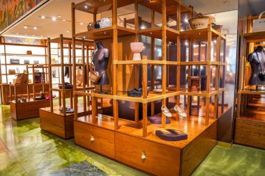 NEW YORK - 23 Mart 2025: Efsanevi Fransız mağaza markası Printemps, New York 'un Manhattan' ın Finansal Bölgesi 'ndeki One Wall Street' te lüks markalar ve gıda kavramlarıyla ilk ABD yerini açtı