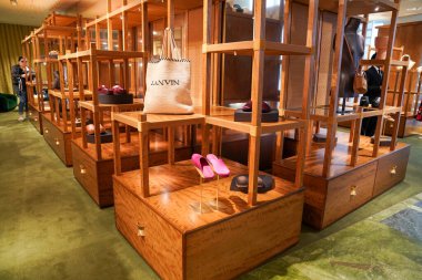 NEW YORK - 23 Mart 2025: Efsanevi Fransız mağaza markası Printemps, New York 'un Manhattan' ın Finansal Bölgesi 'ndeki One Wall Street' te lüks markalar ve gıda kavramlarıyla ilk ABD yerini açtı