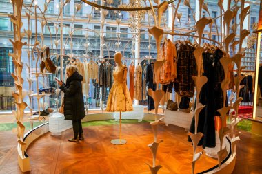 NEW YORK - 23 Mart 2025: Efsanevi Fransız mağaza markası Printemps, New York 'un Manhattan' ın Finansal Bölgesi 'ndeki One Wall Street' te lüks markalar ve gıda kavramlarıyla ilk ABD yerini açtı