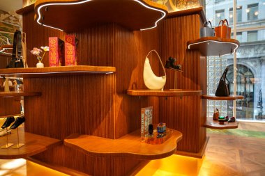 NEW YORK - 23 Mart 2025: Efsanevi Fransız mağaza markası Printemps, New York 'un Manhattan' ın Finansal Bölgesi 'ndeki One Wall Street' te lüks markalar ve gıda kavramlarıyla ilk ABD yerini açtı