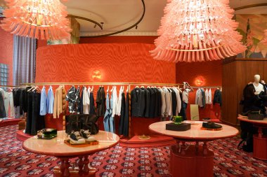 NEW YORK - 23 Mart 2025: Efsanevi Fransız mağaza markası Printemps, New York 'un Manhattan' ın Finansal Bölgesi 'ndeki One Wall Street' te lüks markalar ve gıda kavramlarıyla ilk ABD yerini açtı