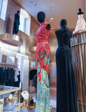 NEW YORK - 23 Mart 2025: Efsanevi Fransız mağaza markası Printemps, New York 'un Manhattan' ın Finansal Bölgesi 'ndeki One Wall Street' te lüks markalar ve gıda kavramlarıyla ilk ABD yerini açtı