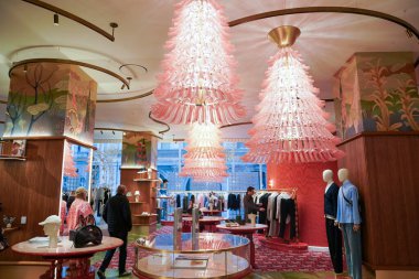 NEW YORK - 23 Mart 2025: Efsanevi Fransız mağaza markası Printemps, New York 'un Manhattan' ın Finansal Bölgesi 'ndeki One Wall Street' te lüks markalar ve gıda kavramlarıyla ilk ABD yerini açtı