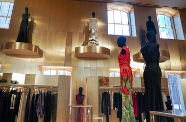 NEW YORK - 23 Mart 2025: Efsanevi Fransız mağaza markası Printemps, New York 'un Manhattan' ın Finansal Bölgesi 'ndeki One Wall Street' te lüks markalar ve gıda kavramlarıyla ilk ABD yerini açtı