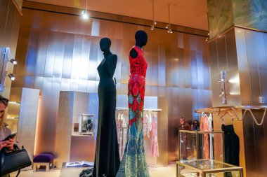 NEW YORK - 23 Mart 2025: Efsanevi Fransız mağaza markası Printemps, New York 'un Manhattan' ın Finansal Bölgesi 'ndeki One Wall Street' te lüks markalar ve gıda kavramlarıyla ilk ABD yerini açtı