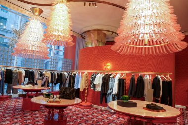 NEW YORK - 23 Mart 2025: Efsanevi Fransız mağaza markası Printemps, New York 'un Manhattan' ın Finansal Bölgesi 'ndeki One Wall Street' te lüks markalar ve gıda kavramlarıyla ilk ABD yerini açtı