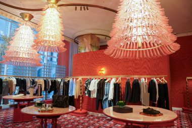 NEW YORK - 23 Mart 2025: Efsanevi Fransız mağaza markası Printemps, New York 'un Manhattan' ın Finansal Bölgesi 'ndeki One Wall Street' te lüks markalar ve gıda kavramlarıyla ilk ABD yerini açtı