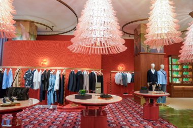 NEW YORK - 23 Mart 2025: Efsanevi Fransız mağaza markası Printemps, New York 'un Manhattan' ın Finansal Bölgesi 'ndeki One Wall Street' te lüks markalar ve gıda kavramlarıyla ilk ABD yerini açtı