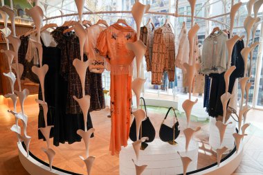 NEW YORK - 23 Mart 2025: Efsanevi Fransız mağaza markası Printemps, New York 'un Manhattan' ın Finansal Bölgesi 'ndeki One Wall Street' te lüks markalar ve gıda kavramlarıyla ilk ABD yerini açtı