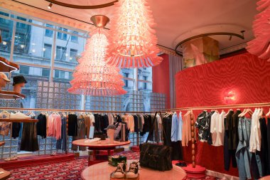 NEW YORK - 23 Mart 2025: Efsanevi Fransız mağaza markası Printemps, New York 'un Manhattan' ın Finansal Bölgesi 'ndeki One Wall Street' te lüks markalar ve gıda kavramlarıyla ilk ABD yerini açtı