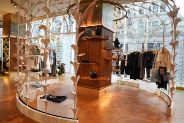 NEW YORK - 23 Mart 2025: Efsanevi Fransız mağaza markası Printemps, New York 'un Manhattan' ın Finansal Bölgesi 'ndeki One Wall Street' te lüks markalar ve gıda kavramlarıyla ilk ABD yerini açtı