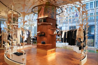 NEW YORK - 23 Mart 2025: Efsanevi Fransız mağaza markası Printemps, New York 'un Manhattan' ın Finansal Bölgesi 'ndeki One Wall Street' te lüks markalar ve gıda kavramlarıyla ilk ABD yerini açtı