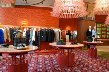 NEW YORK - 23 Mart 2025: Efsanevi Fransız mağaza markası Printemps, New York 'un Manhattan' ın Finansal Bölgesi 'ndeki One Wall Street' te lüks markalar ve gıda kavramlarıyla ilk ABD yerini açtı